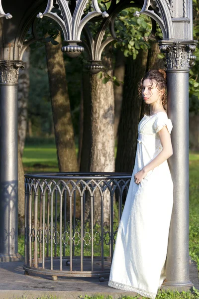 长长的白色穿裙子的年轻女孩 — 图库照片