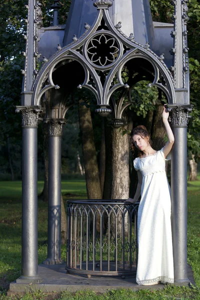 Ung flicka i en lång vit klänning — Stockfoto