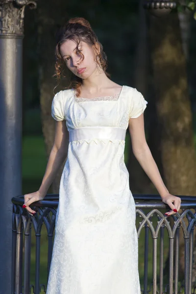 Chica joven en un vestido blanco largo — Foto de Stock