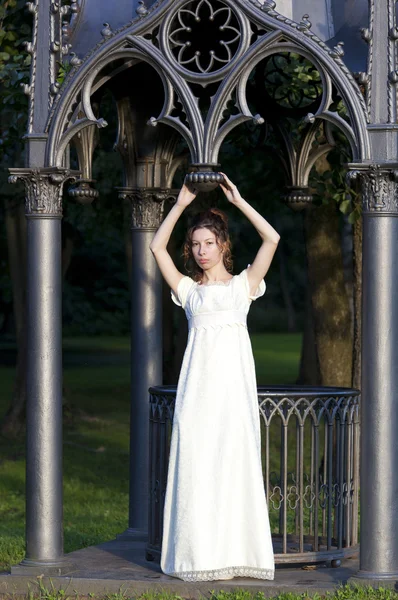 Chica joven en un vestido blanco largo — Foto de Stock