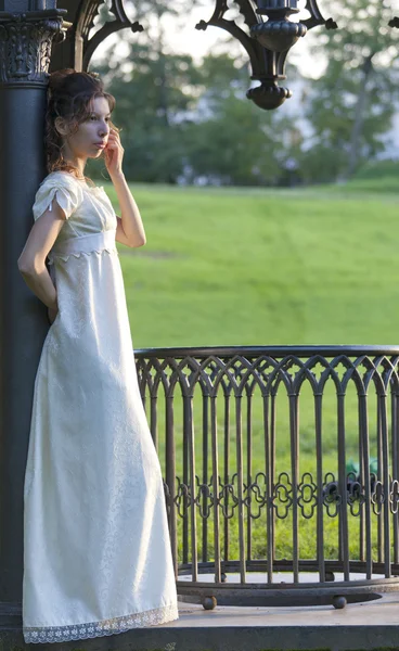 Chica joven en un vestido blanco largo — Foto de Stock