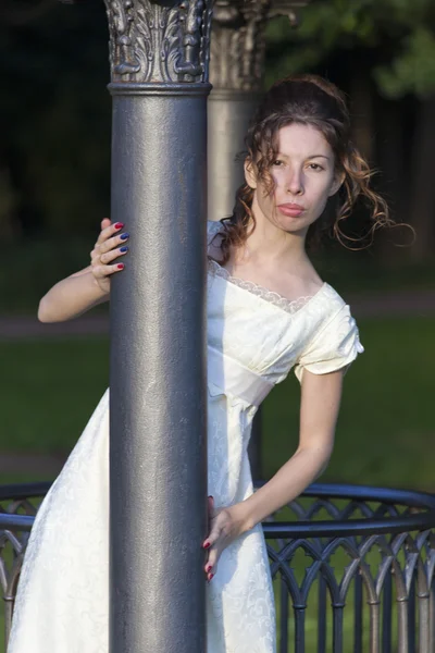 Chica joven en un vestido blanco largo — Foto de Stock