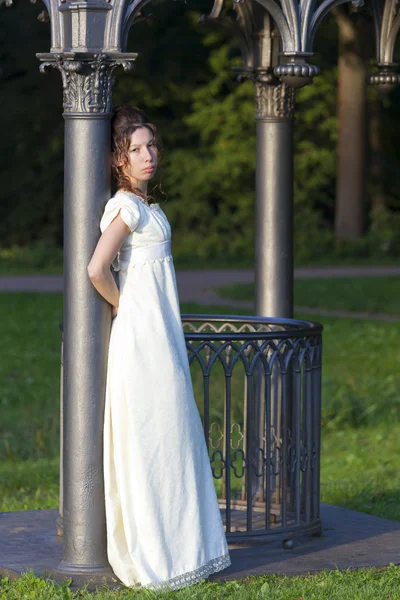 Chica joven en un vestido blanco largo — Foto de Stock