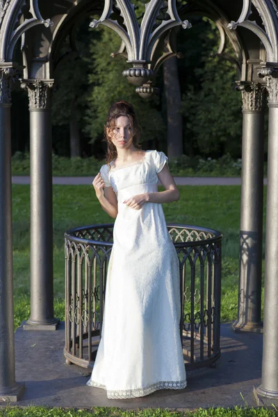 Chica joven en un vestido blanco largo — Foto de Stock