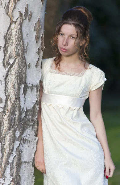 Chica joven en un vestido blanco largo — Foto de Stock