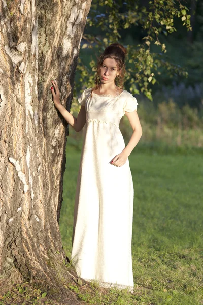 Uzun beyaz elbiseli genç kız — Stok fotoğraf