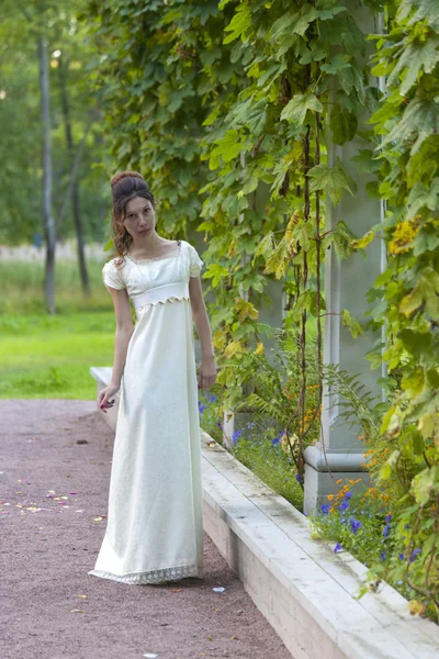 Chica joven en un vestido blanco largo — Foto de Stock