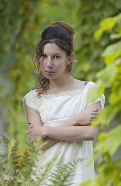 Menina jovem em um vestido branco longo — Fotografia de Stock
