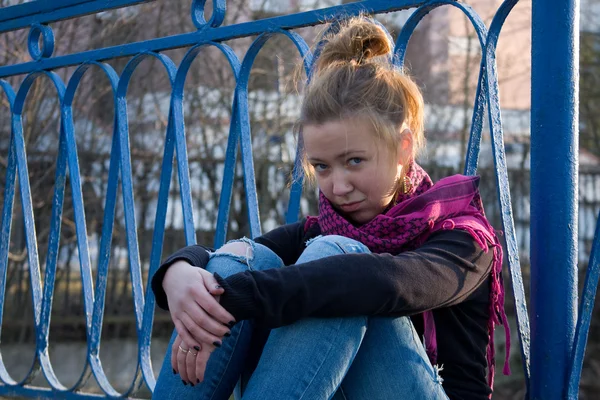 Retrato de una joven triste — Foto de Stock