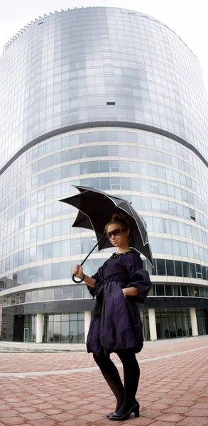 Porträt eines schönen Mädchens mit Regenschirm — Stockfoto