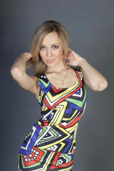 Una chica en un vestido de verano — Foto de Stock