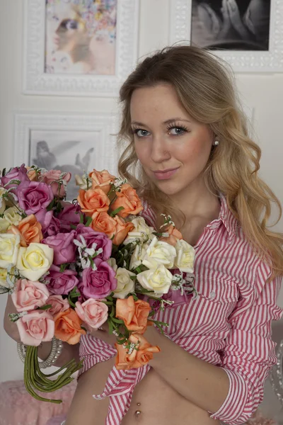 Portret van een mooi meisje met een boeket bloemen — Stockfoto