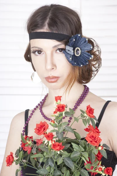 Mujer sosteniendo una rosa —  Fotos de Stock