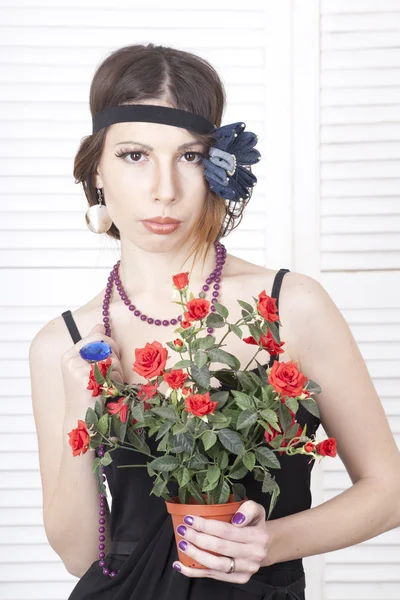 Frau in der Hand einer Rose — Stockfoto