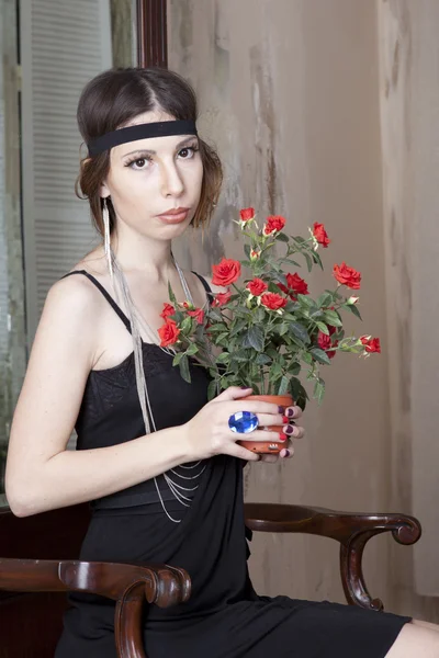 Mujer sosteniendo una rosa —  Fotos de Stock