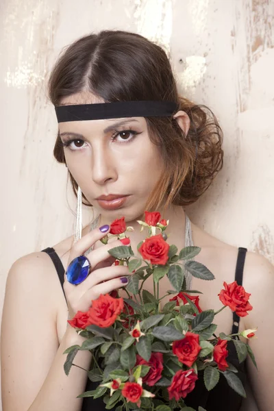 Mujer sosteniendo una rosa —  Fotos de Stock