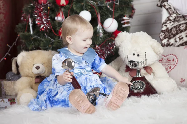 Niña con osito de peluche —  Fotos de Stock