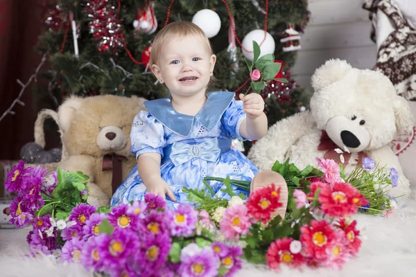 Bambina circondata da fiori — Foto Stock