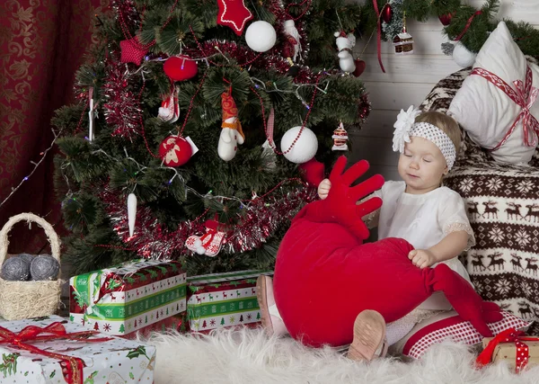 Niña con un gran corazón — Foto de Stock