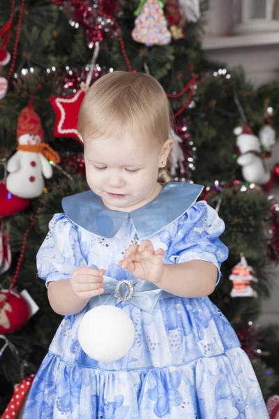 Niña decora un árbol de Año Nuevo — Foto de Stock