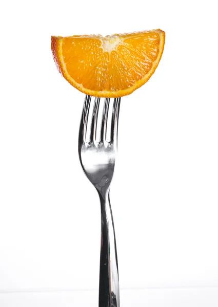 Tranche orange sur une fourchette sur un fond blanc — Photo