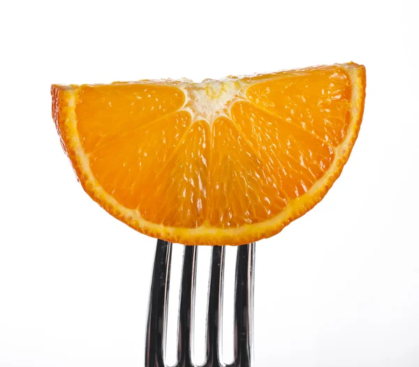 Fetta arancione su una forchetta su uno sfondo bianco — Foto Stock