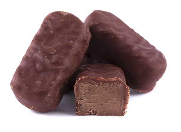 Caramelos de chocolate aislados sobre fondo blanco —  Fotos de Stock