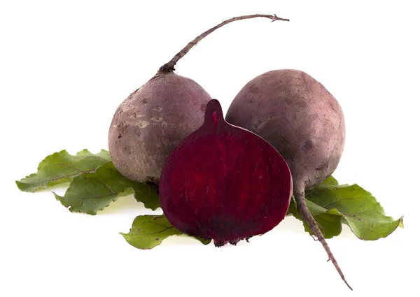 Remolacha roja con hojas sobre fondo blanco — Foto de Stock