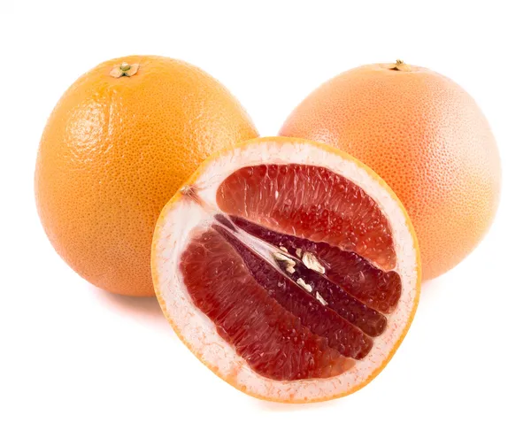 Gelbe und rosa Grapefruit mit Scheiben auf weißem Hintergrund — Stockfoto