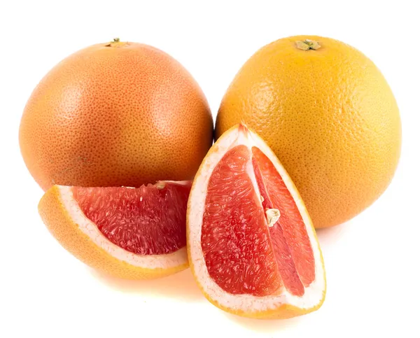 用切片隔离在白色背景上的黄色和粉红色葡萄柚 — 图库照片