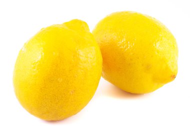 Olgun beyaz bir arka plan üzerinde izole limon