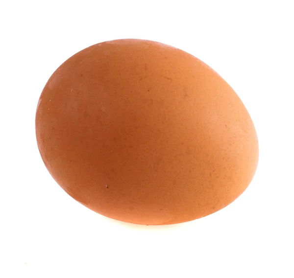 Całe jajko kurze na białym tle — Zdjęcie stockowe