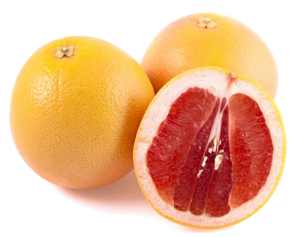 Gelbe und rosa Grapefruits, isoliert auf weißem Hintergrund — Stockfoto