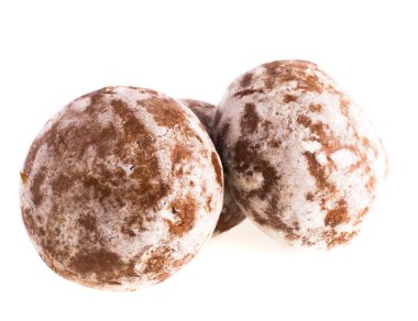 Beyaz arka planda zencefilli kurabiye.