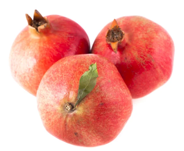 Roter Granatapfel auf weißem Hintergrund — Stockfoto