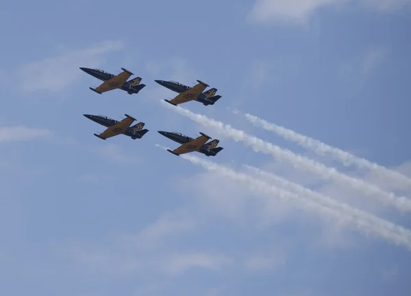 Gruppo acrobatico "Rus" in cielo ad uno spettacolo aereo — Foto Stock