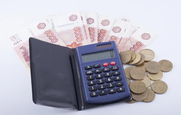 Biznes-martwa. liczenie pieniędzy na kalkulator — Zdjęcie stockowe