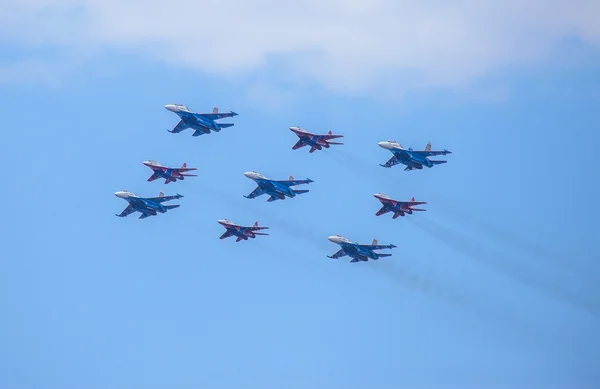 Equipe de voltige aérienne "Swifts" dans le ciel lors d'un spectacle aérien au Salon international de la défense maritime IMDS-2013, Saint-Pétersbourg, Russie — Photo