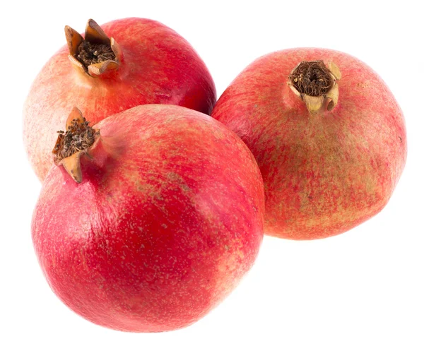 Drei rote Granatäpfel auf weißem Hintergrund — Stockfoto