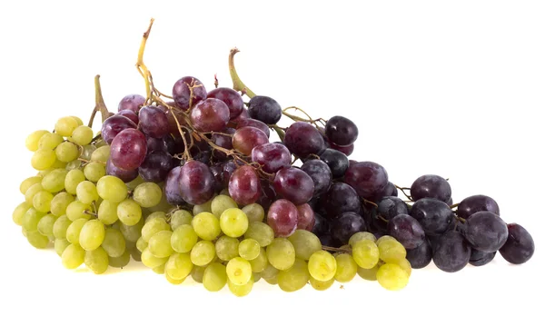 Grappoli di uva rossa e verde, isolati su fondo bianco — Foto Stock