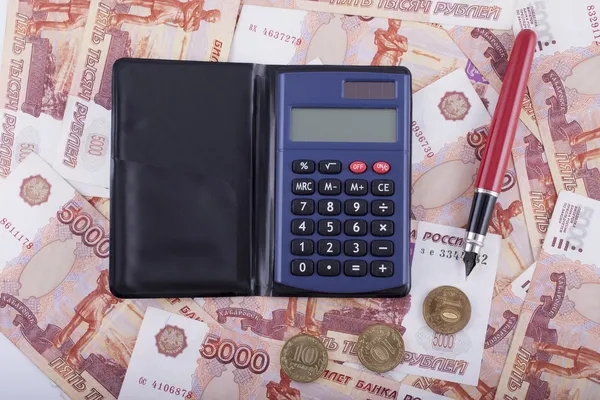 Bodegón de negocios. Dinero, pluma y calculadora — Foto de Stock