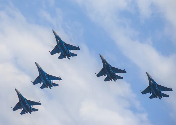 San Petersburgo, Rusia. 7 de julio de 2013. Equipo acrobático "Swifts" en el cielo en una exhibición aérea en el Salón Internacional de Defensa Marítima IMDS-2013 —  Fotos de Stock