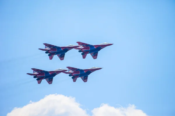 St. Petersburg, Russland. 7. Juli 2013. Kunstflugteam "Mauersegler" am Himmel bei einer Flugschau auf der internationalen maritimen Verteidigungsmesse imds-2013 — Stockfoto