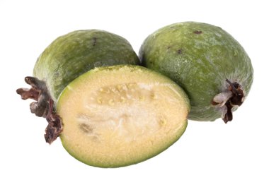 feijoa beyaz arkaplanda izole edildi