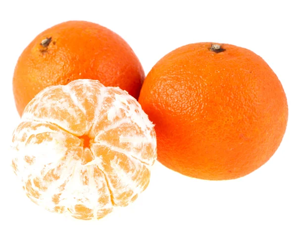 Drie gele tangerine, geïsoleerd op witte achtergrond — Stockfoto
