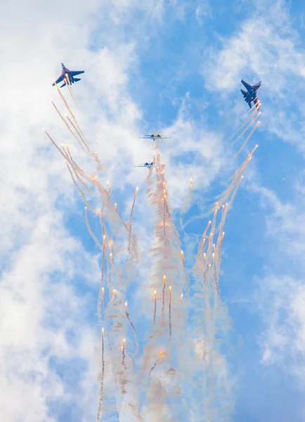 Kunstvlieger team "gierzwaluwen" in de lucht op een luchtshow bij de internationale maritieme verdediging Toon imds-2013, st. petersburg — Stockfoto