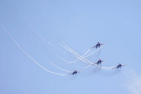 Equipe de voltige "Swifts" dans le ciel lors d'un spectacle aérien au Salon international de la défense maritime IMDS-2013, Saint-Pétersbourg — Photo