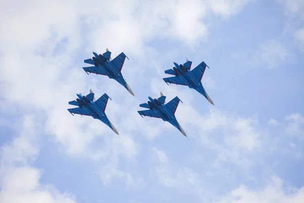 Kunstvlieger team "gierzwaluwen" in de lucht op een luchtshow bij de internationale maritieme verdediging Toon imds-2013, st. petersburg — Stockfoto