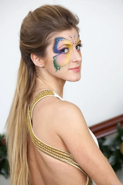 Retrato de menina bonita com borboleta de arte corporal em seu rosto — Fotografia de Stock