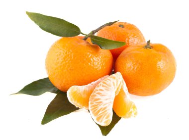 mandalina izole beyaz zemin üzerine yeşil yaprakları ile